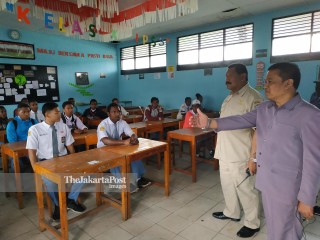 Hari Pertama Sekolah di Wamena