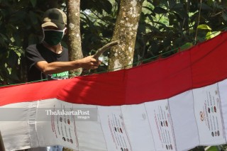 Bendera Merah Putih Dari Tas Bantuan Presiden