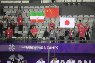 -Pengibaran bendera cabang voli duduk Asian Paragames 2018