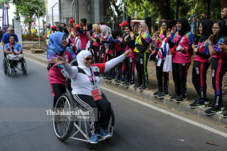 Atlet-atlet disambut para relawan Asian Para Games 2018 di Gelora Bung Karno menjelang upacra pembukaan.
