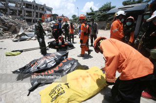 Evakuasi korban di Hotel Roa Roa Palu Sulawesi Tengah