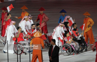 -Defile Atlet Bahrain dalam Upacara Pembukaan Asian Para Games 2018