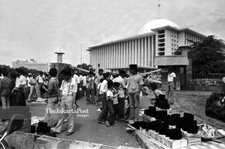 File: Pedagang Kaki Lima di Mesjid Istiqlal, (1983)