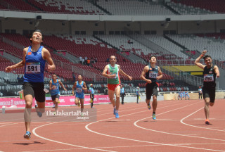 Para pelari berlari menuju finish dalam pertandingan lari 200M putra T38 Asian Paragames 2018