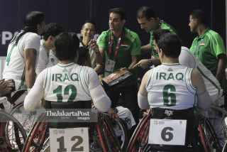 Pelatih basket kursi roda Iraq Abbas Khaki memberikan arahan kepada para pemainnya.