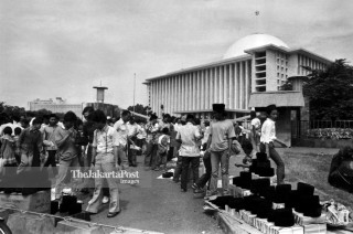 File: Pedagang Kaki Lima di Mesjid Istiqlal, (1983)