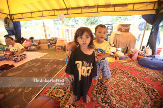 Sejumlah anak bermain di tenda pengungsian di lapangan depan Masjid Agung Darussalam Palu Sulawesi Tengah