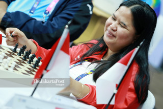 Atlit catur Indonesia Tati Karhati tersenyum buat fansnya saat akan bertanding di ajang Asian Para Games 2018, di Jakarta, Kamis (11/10/2018). INAPGOC/Setiyo Sc
