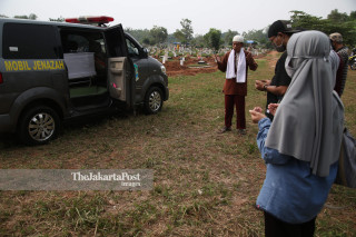 Pemakaman Staff Riset Foto The Jakarta Post Adi Purnama