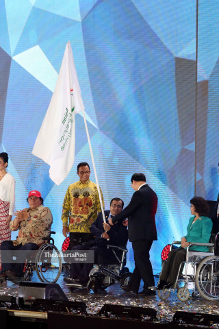Closing Asian Para Games 2018_Penyerahan Bendera Asian Paralympic Commitee