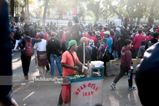 Pedagang Di tengah Aksi Demo Massa di DPR
