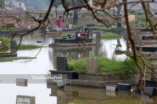 File: Banjir di Pemakaman Tanah Kusir