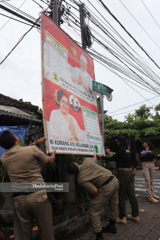 Penertiban Alat Peraga Kampanye Bali