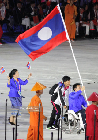 -Defile Atlet Lao PDR dalam Upacara Pembukaan Asian Para Games 2018