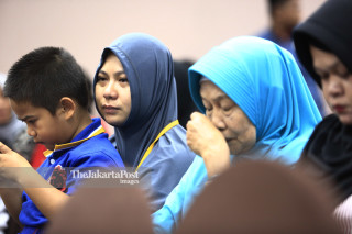 Keluarga korban mengikuti kegiatan Konferensi Pers Bersama terkait proses evakuasi Pesawat Lion Air  PK-LQP JT 610 di Jakarta