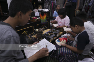 Pelajar Membatik di Malioboro Yogyakarta