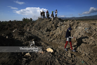 Warga melihat kerusakan akibat bencana gempa dan likuifaksi di Kawasan Petobo, Palu, Sulawesi Tengah