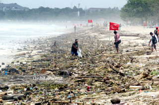 Sampah pantai Kuta Bali