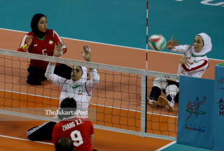 - Pemain Iran menahan bola dalam Final Bola Voli Duduk Putri melawan China