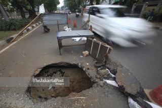 File: collapsed road in the Karet area