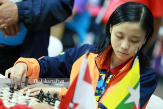 Atlit catur Myanmar Su San Thae mengangkat  bidak catur  saat bertanding di babak penyisihan catur cepat  ke lima di ajang Asian Para Games 2018, di Jakarta, Jumat (12/10/2018). INAPGOC/Setiyo Sc