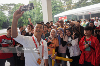 Taufik Hidayat visited the Le Minerale Indonesia Open 2023 booth
