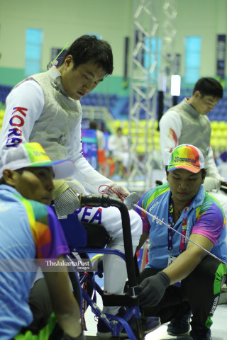 Atlit Anggar Kursi Roda Koorea Selatan Kim Sung Hwan melakukan persiapan dibantu oleh Volunteer dalam pertandingan Wheel Chair Fencing Asian Para Games 2018