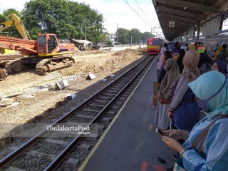Pembangunan Peron di Stasiun Bekasi