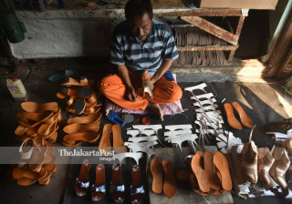 Sandal klompen production