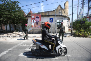 Personel TNI Marinir mengatur arus lalu lintas di kota Palu Sulawesi Tengah
