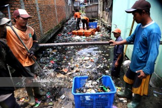 File: Sampah di Kali Gendong Pluit