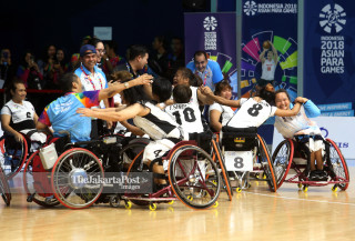Para pemain basket kursi roda putri Thailand saat merayakan kemenangan mereka atas tim basket Iran
