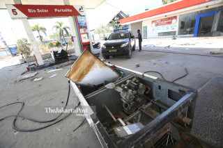 Mesin pengisian BBM roboh di SPBU di Kawasan Pantai Talise Palu Sulawesi Tengah