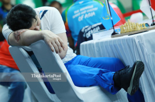 Atlit catur Kazakhstan Soltanov Serik mengantuk sesaat sebelum memasuki pertandingan  babak ke empat  di  ajang Indonesia Asian Para Games 2018, di Cempaka Putih Sports Hall Jakarta, Senin (8/10/2018). INAPGOC/Setiyo Sc