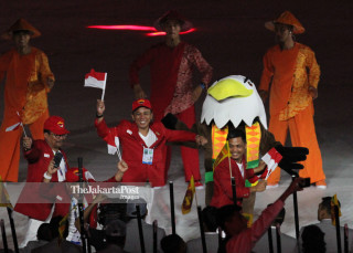 -Defile Atlet Indonesia dalam Upacara Pembukaan Asian Para Games 2018