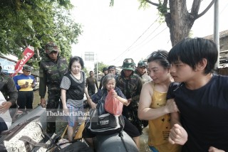 Evakuasi Korban Banjir di Bojong Indah Jakarta Barat