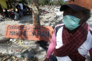korban gempa dan tsunami berjaga di Kawasan Mamboro, Palu, Sulawesi Tengah