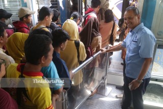 Kunjungan kerja Direktur Utama PT Trans Jakarta Agung Wicaksono ke halte Transjakarta Harmoni