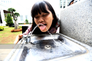 Air minum langsung dari dispenser di Museum Nasional, Jakarta Pusat