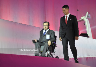 - Ketua INAPGOC Raja Sapta Oktohari bersama Presiden Asia Paralympic Committe Majid Rashed dalam upacara pembukaan Asian Para Games 2018