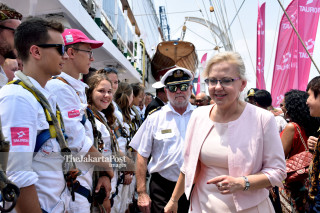 Deputy Minister for Maritime Affairs, Ms. Anna Moskwa, diikuti Duta Besar Polandia, Ms. Beata Stoczynska melihat kapal Polandia, Dar Mlodziezy,