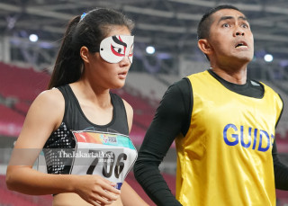 Atlet Para Atletik Thailand Wannaruemon Kewalin memakai topeng penutup mata yang berbeda