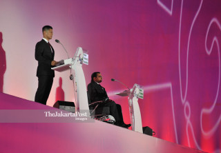 Ketua INAPGOC Raja Sapta Oktohari bersama Presiden Asia Paralympic Committe Majid Rashed dalam upacara pembukaan Asian Para Games 2018