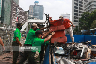 Bersihkan Puing Sisa Bentrok Omnibus Law