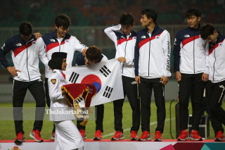 One of South Korea players was teasing a girl who bring the medals during the medal ceremony.