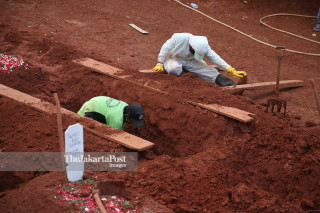 Penggali kubur TPU Pondok Rangon