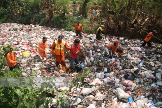 Sampah di Kali Jambe Tambun Bekasi