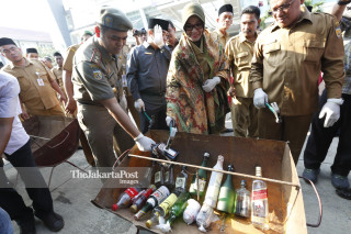 File: Razia Minuman Alkohol di Aceh