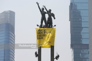 Greenpeace Panjat Tugu Selamat Datang Bundaran HI