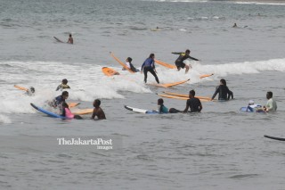Surfing Pantai Kuta